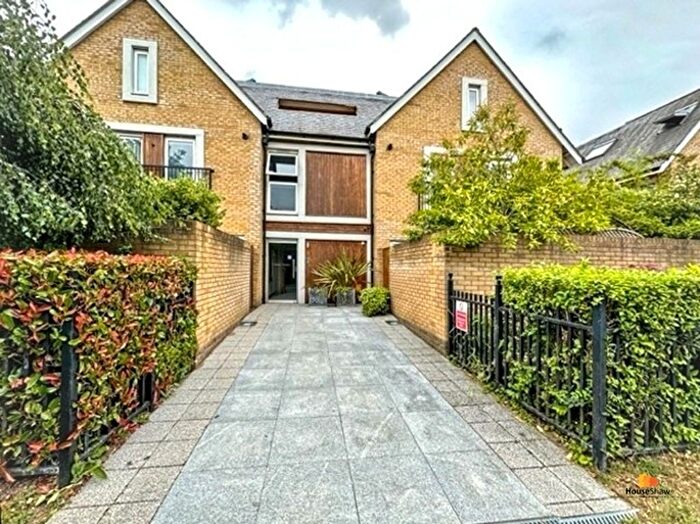 2 Bedroom Flat To Rent In Station Road, Beaconsfield, HP9