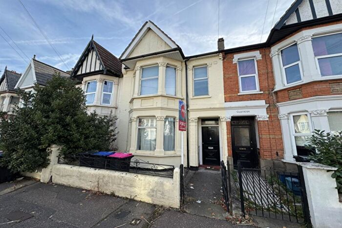 Flat To Rent In Burdett Avenue, Westcliff On Sea, SS0