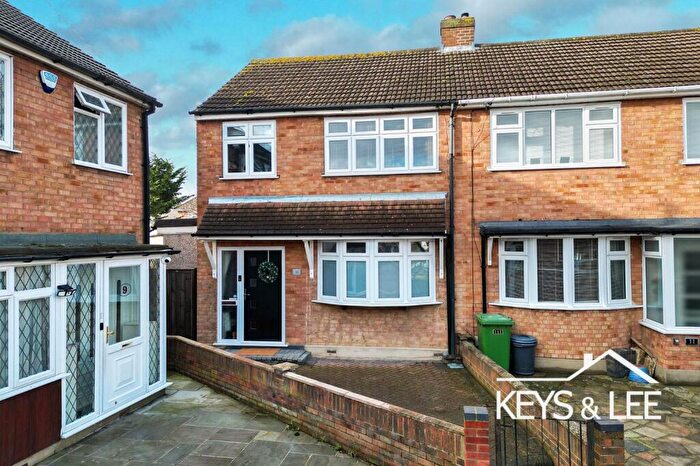 3 Bedroom End Of Terrace House For Sale In Peartree Gardens, Romford, RM7