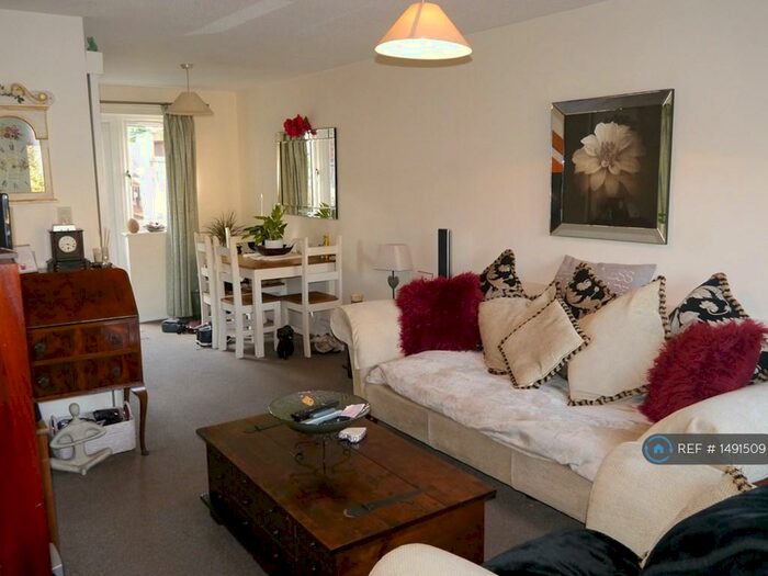 2 Bedroom Semi-Detached House To Rent In Stag Road, Chatham, ME5