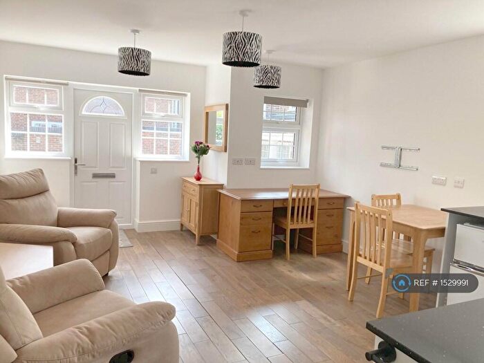 1 Bedroom Flat To Rent In Wonford Close, Kingston Upon Thames, KT2