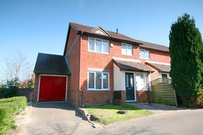 3 Bedroom Semi-Detached House For Sale In Fairfax Gate Holton Oxford, OX33