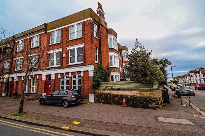 1 Bedroom Flat To Rent In Station Road, Westcliff-On-Sea, SS0