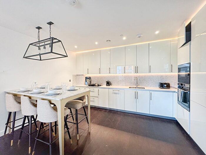 3 Bedroom Flat To Rent In Thorne House, Nine Elms, London, SW11