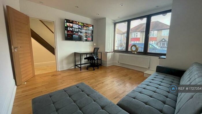 5 Bedroom Semi-Detached House To Rent In Richmond Hill, Luton, LU2