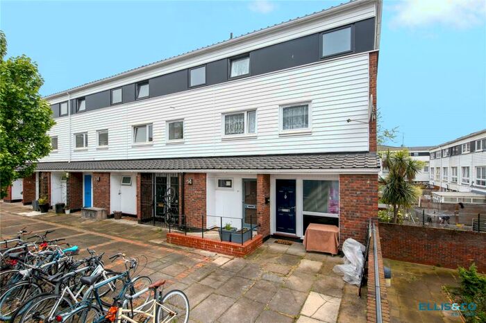 2 Bedroom Apartment To Rent In Goldman Close, London, E2