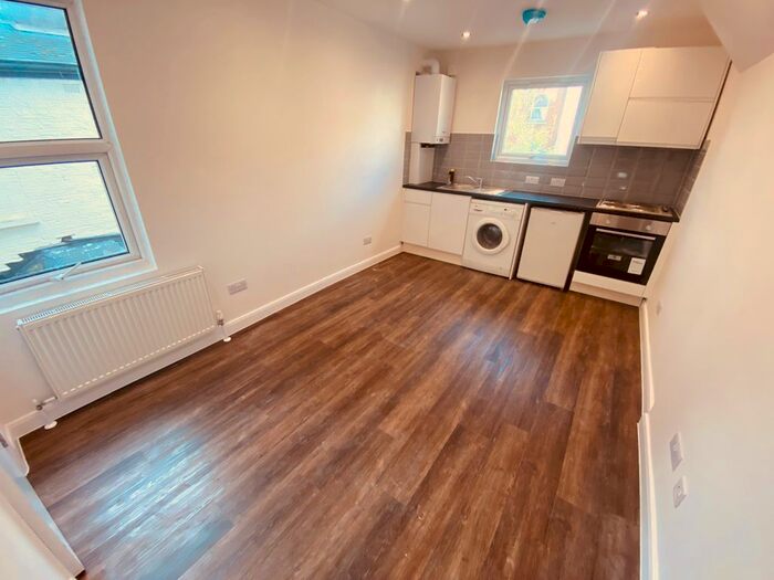 Studio To Rent In Harringay Road, London, N15