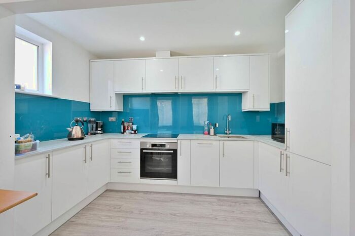 2 Bedroom Flat To Rent In Garratt Lane, Wandsworth, London, SW18