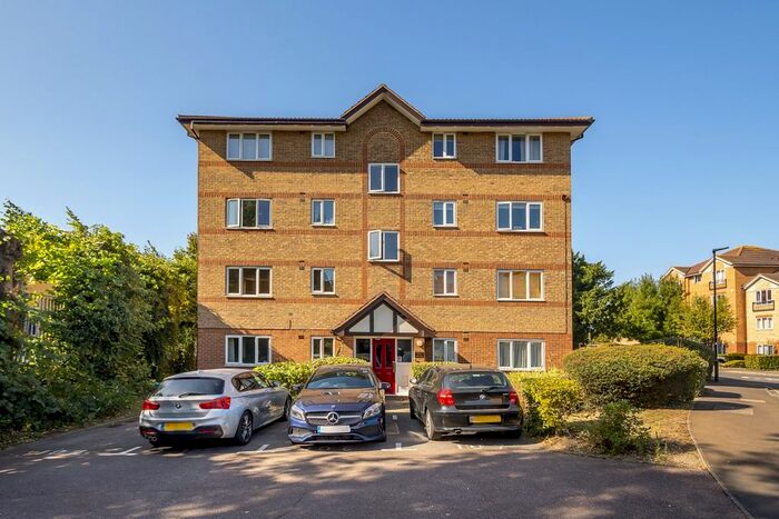 2 Bedroom Flat To Rent In Varsity Drive, Twickenham, TW1