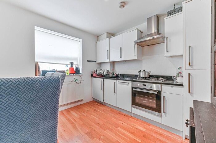 2 Bedroom Flat To Rent In Central Hill, Crystal Palace, London, SE19