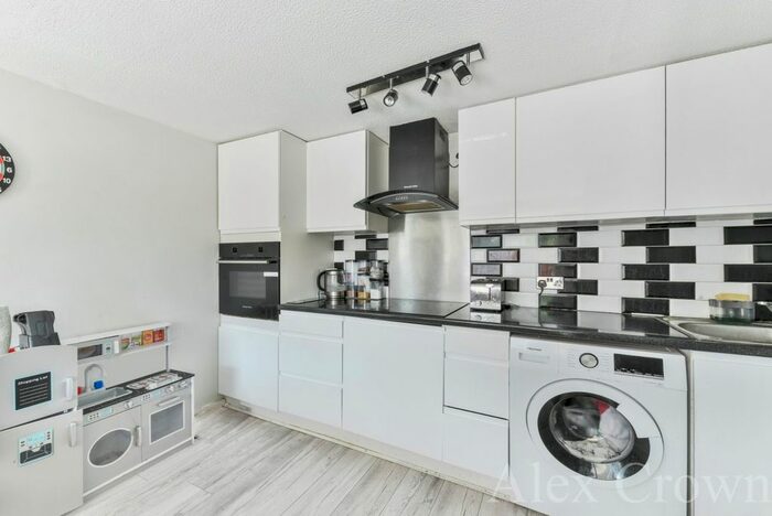 2 Bedroom Maisonette To Rent In Eleanor Way, Waltham Cross, EN8