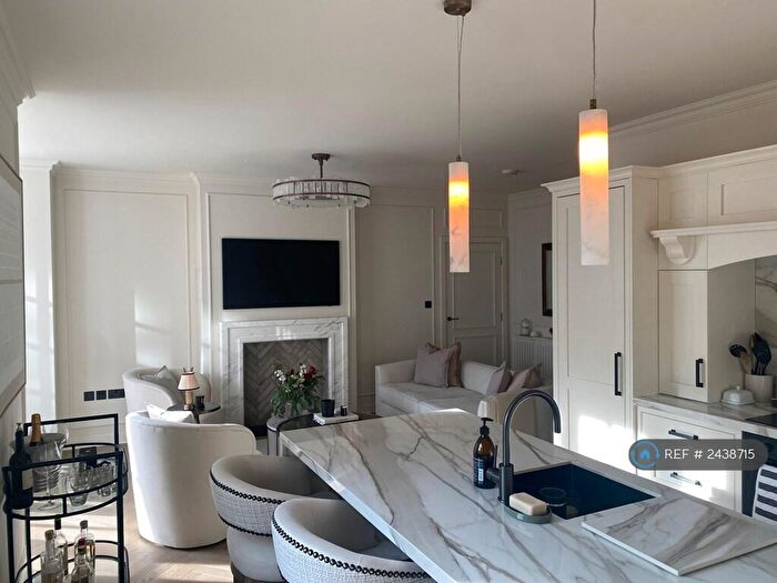 2 Bedroom Flat To Rent In Royles Square, Alderley Edge, SK9