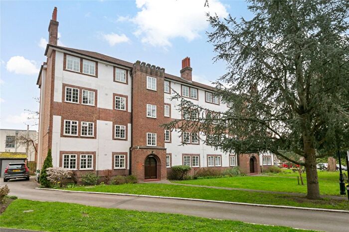 2 Bedroom Flat For Sale In Kew Road, Kew, Surrey, TW9