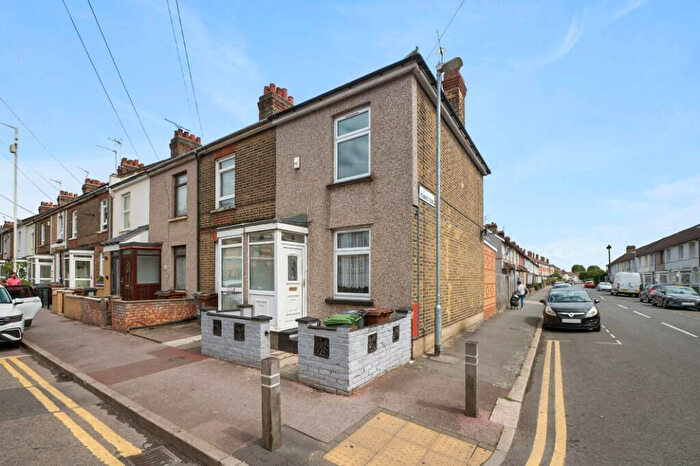 2 Bedroom End Of Terrace House To Rent In King Edwards Road, Barking, IG11