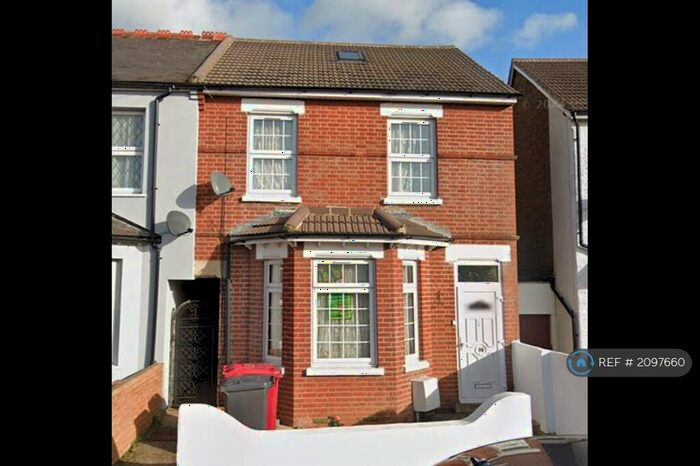 4 Bedroom Semi-Detached House To Rent In Ragstone Road, Slough, SL1