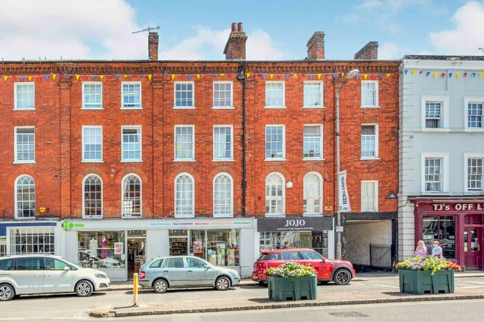 1 Bedroom Apartment To Rent In Market Square, Buckingham, MK18