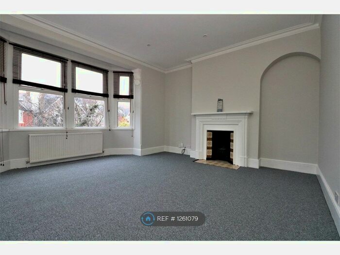 3 Bedroom Flat To Rent In Twyford Avenue, London W3