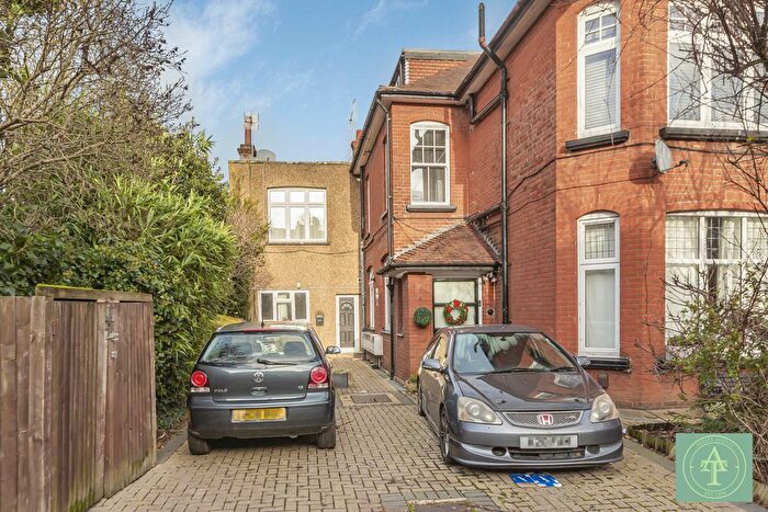 2 Bedroom Flat For Sale In Elm Park Road, Winchmore Hill, London, N21