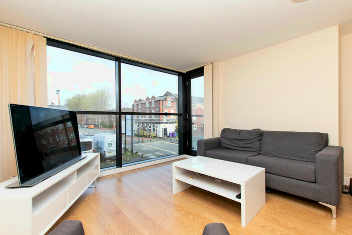 2 Bedroom Flat To Rent In Pall Mall, L3