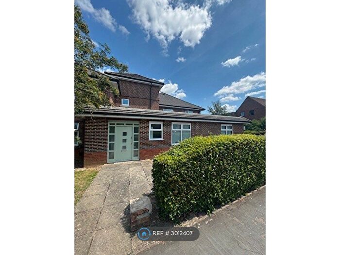 2 Bedroom Bungalow To Rent In Wellfield Road, Hatfield, AL10