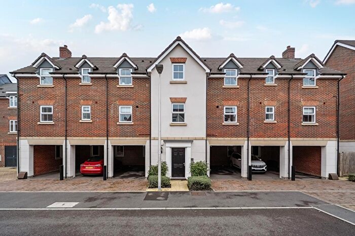 2 Bedroom Flat For Sale In Newbury, Berkshire, RG14