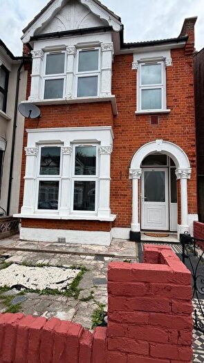 3 Bedroom Semi Detached House To Rent In Kimberley Avenue, Seven Kings, IG2