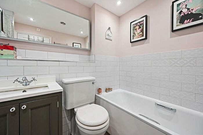 2 Bedroom Apartment To Rent In Carshalton Grove, Sutton, SM1