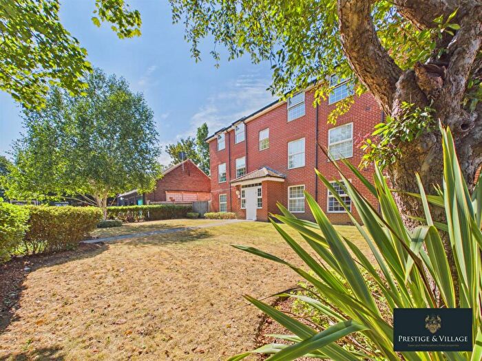 2 Bedroom Flat For Sale In Bridge Court, Welwyn Garden City, AL7