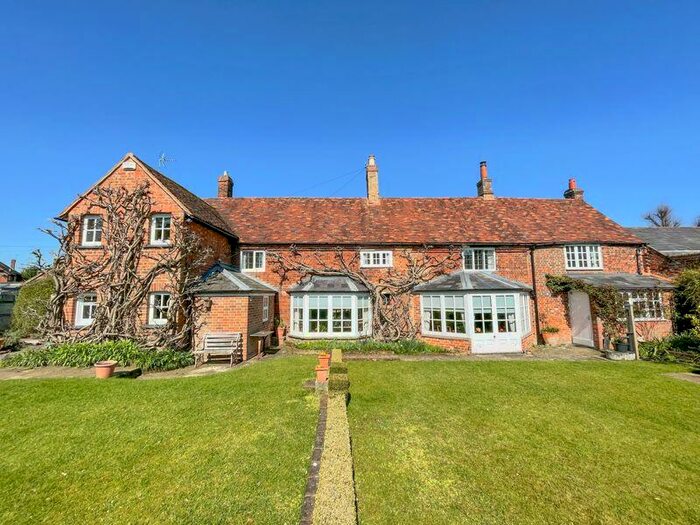 5 Bedroom Semi-Detached House For Sale In Aylesbury Road, Wing, LU7