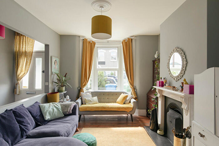 3 Bedroom End Of Terrace House For Sale In Crewys Road, Nunhead, SE15