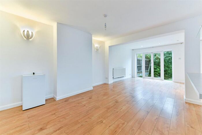 4 Bedroom Semi-Detached House To Rent In Alberta Avenue, Sutton, SM1