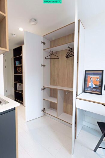 Studio To Rent In Commercial Road, London, E14