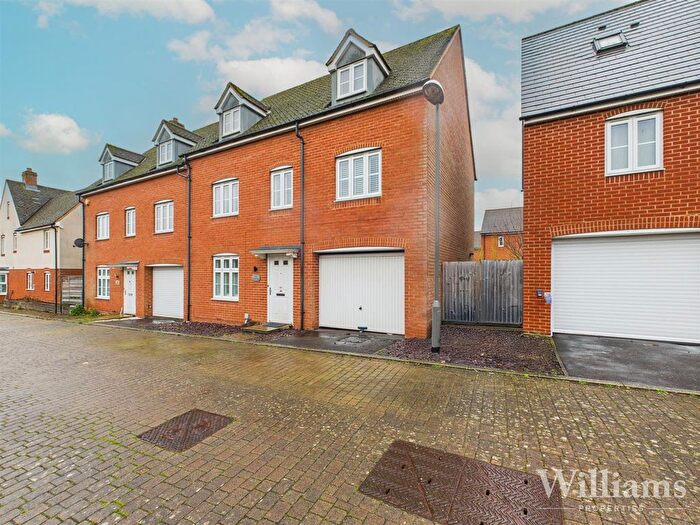 5 Bedroom Semi Detached House For Sale In Brimstone Lane, Aylesbury, HP19