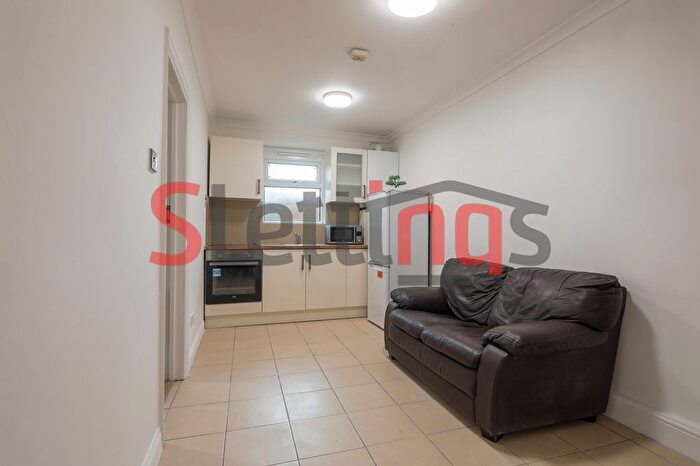 2 Bedroom Flat To Rent In Lond, N12