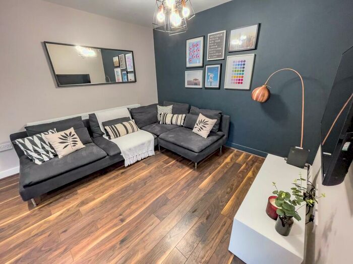 5 Bedroom House To Rent In Esher Road, L6