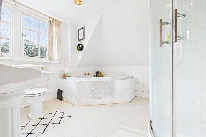 2 Bedroom Apartment For Sale In Maidenhatch, Pangbourne, Reading, Berkshire, RG8