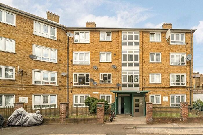 3 Bedroom Flat To Rent In Binfield Road, Clapham, SW4