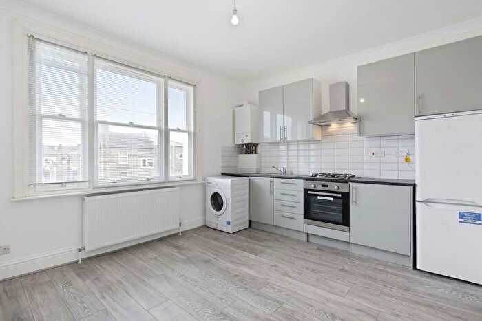 1 Bedroom Flat To Rent In Curwen Road, Shepherds Bush, London, W12
