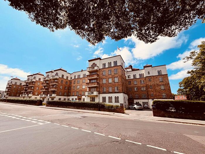 2 Bedroom Flat To Rent In **Close Beach Apartment, Boscombe Pier **, BH5