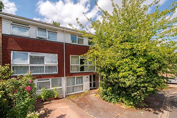 5 Bedroom Property To Rent In Lanark Close, Ealing, W5