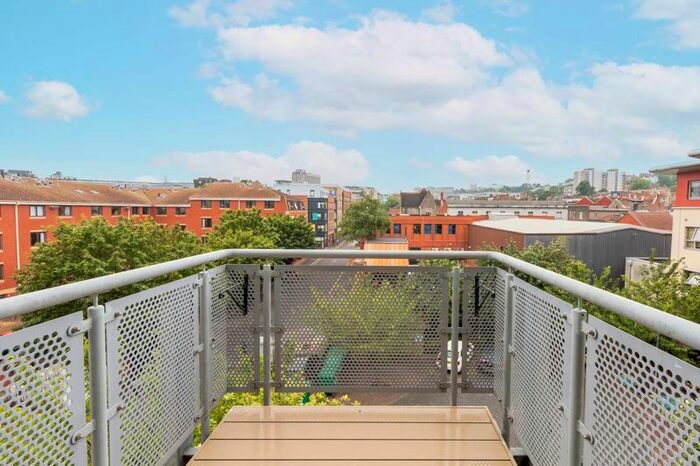 2 Bedroom Flat To Rent In Backfields, Bristol, BS2