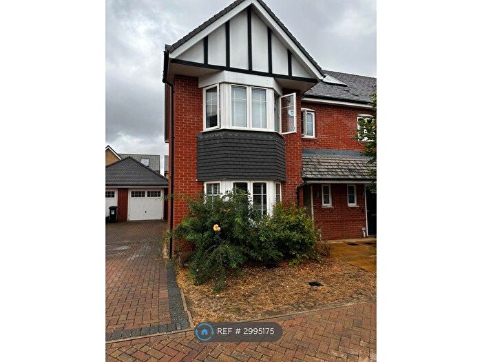 3 Bedroom Semi-Detached House To Rent In Oxlade Drive, Slough, SL3