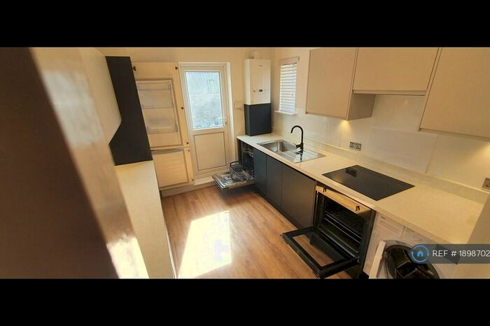 3 Bedroom Flat To Rent In Coombe Terrace, Hove, BN2