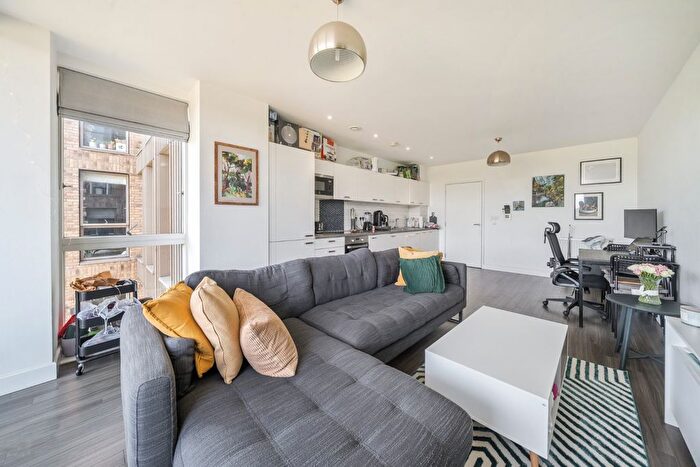 2 Bedroom Flat For Sale In Adenmore Road, London, SE6
