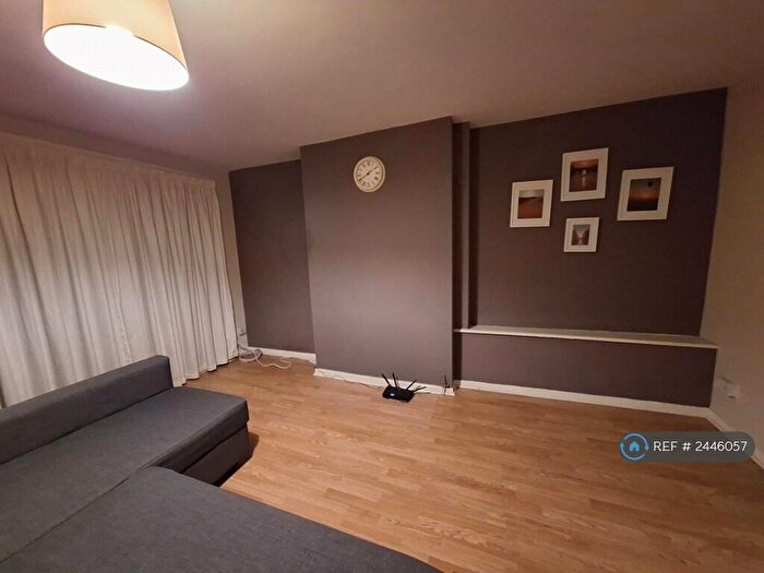 3 Bedroom Flat To Rent In Trinity Gardens, London, E16