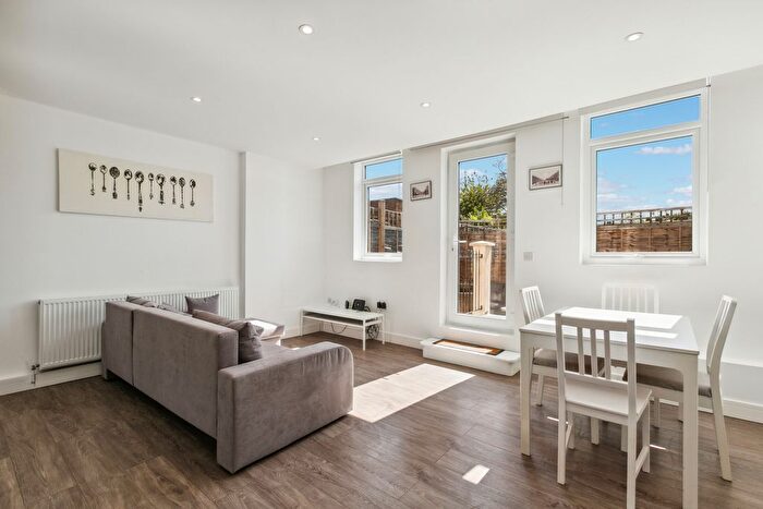 4 Bedroom Maisonette To Rent In St. Ann's Hill, Earlsfield, SW18