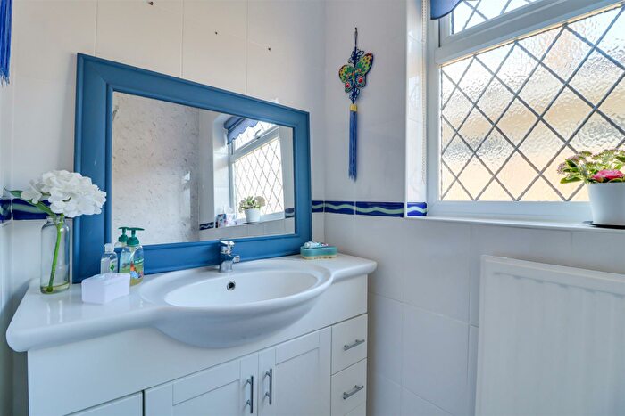 2 Bedroom Semi-Detached Bungalow For Sale In Broomfield, Thundersley, SS7