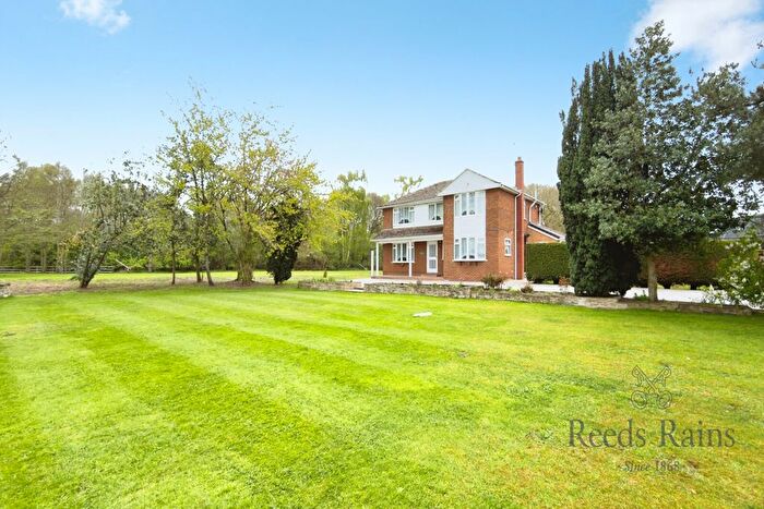 4 Bedroom Detached House For Sale In Camblesforth Road, Selby, North Yorkshire, YO8