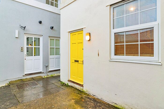 2 Bedroom Flat To Rent In Queen Street, Newton Abbot, TQ12