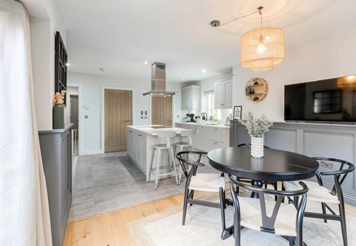 4 Bedroom Detached House For Sale In River View, Old Stratford, MK19